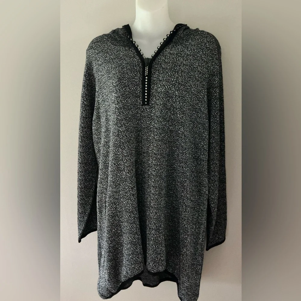 Long sleeved, hooded tunic top featuring a black & silver speckled knit 🌻